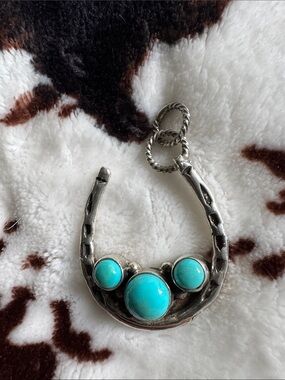 925 Sterling Silver native made Kingman  Turquoise Horseshoe Pendant Necklace